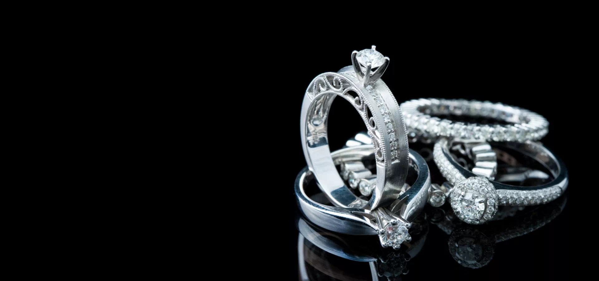 obrączka i pierścionek zaręczynowy
